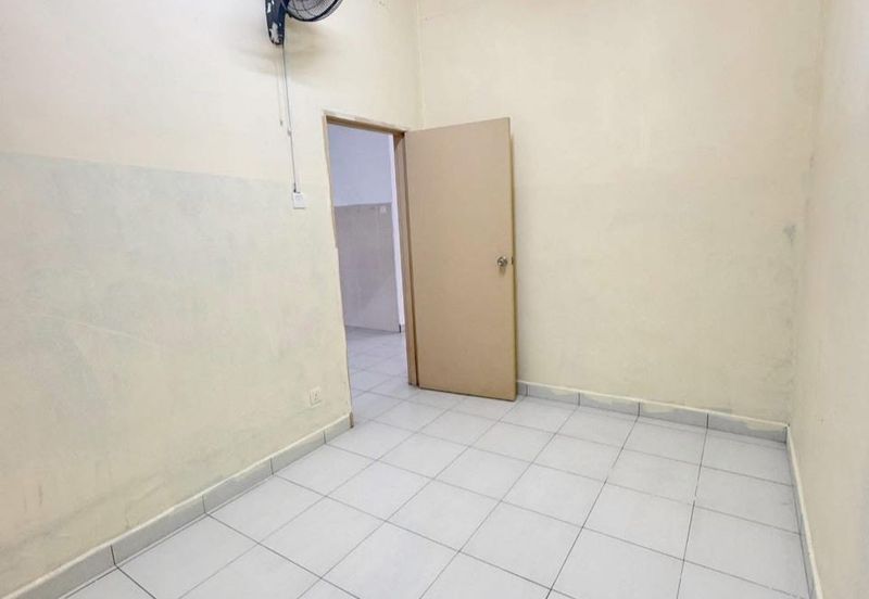 Kulai / Bandar Putra / Jalan Merbau / Double Storey House 