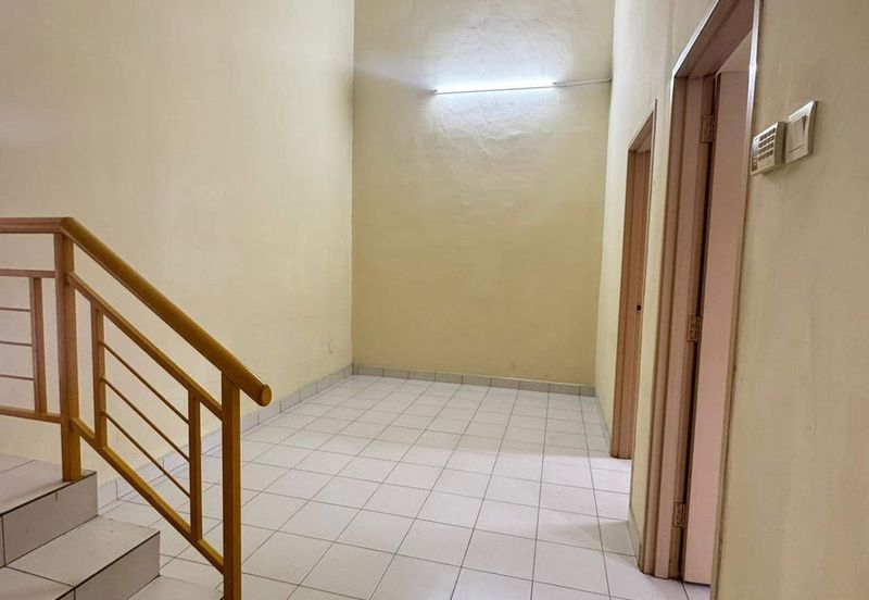 Kulai / Bandar Putra / Jalan Merbau / Double Storey House 