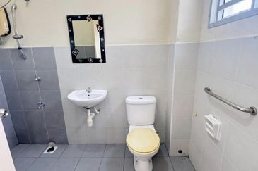 Kulai / Bandar Putra / Jalan Merbau / Double Storey House 