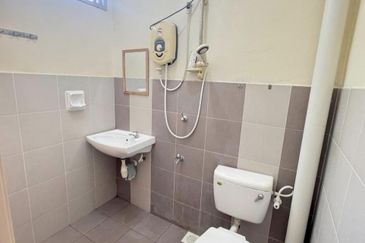 Kulai / Bandar Putra / Jalan Merbau / Double Storey House 