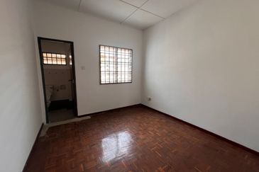 Kulai / Bandar Indahpura / Jalan Teratai / Double Storey House 