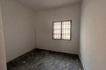 Kulai / Bandar Indahpura / Jalan Teratai / Double Storey House 