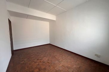 Kulai / Bandar Indahpura / Jalan Teratai / Double Storey House 