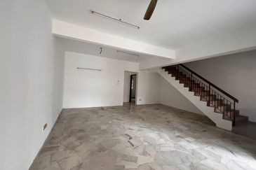 Kulai / Bandar Indahpura / Jalan Teratai / Double Storey House 