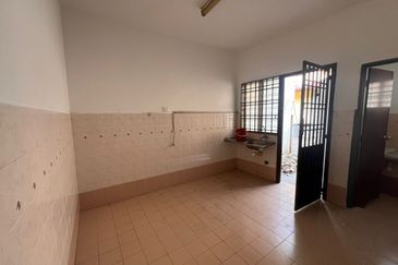 Kulai / Bandar Indahpura / Jalan Teratai / Double Storey House 