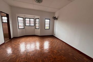 Kulai / Bandar Indahpura / Jalan Teratai / Double Storey House 