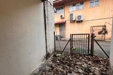 Kulai / Bandar Indahpura / Jalan Teratai / Double Storey House 