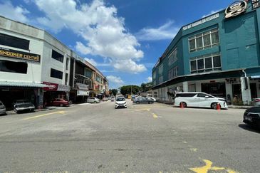 Skudai / Nusa Bestari / Jalan Nb2 / 3 Storey Shoplot Corner / Facing Main Road