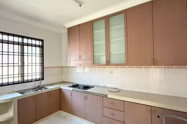 Kulai / Bandar Putra / Jalan Tiong / Single Storey Terrace House / Unblock View Unit