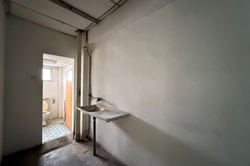 Kulai / Taman Perindustrian Timur / 1.5 storey corner lot factory  