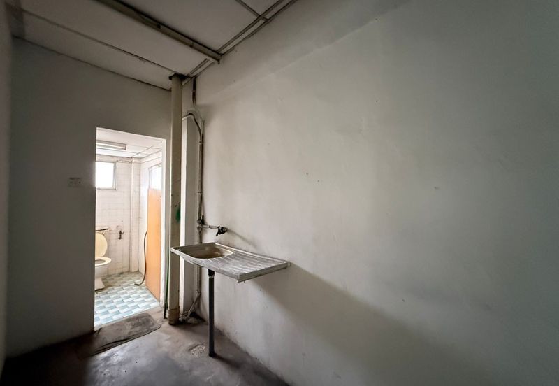 Kulai / Taman Perindustrian Timur / 1.5 storey corner lot factory  