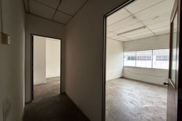 Kulai / Taman Perindustrian Timur / 1.5 storey corner lot factory  