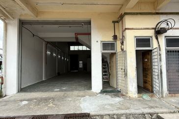 Kulai / Taman Perindustrian Timur / 1.5 storey corner lot factory  