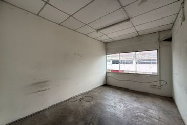 Kulai / Taman Perindustrian Timur / 1.5 storey corner lot factory  