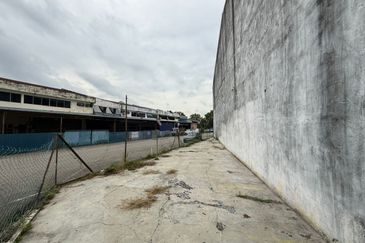 Kulai / Taman Perindustrian Timur / 1.5 storey corner lot factory  
