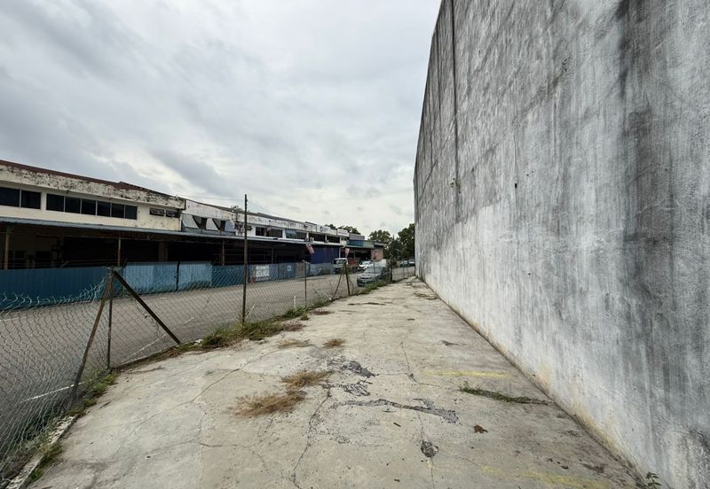 Kulai / Taman Perindustrian Timur / 1.5 storey corner lot factory  