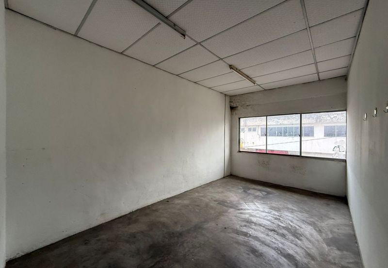 Kulai / Taman Perindustrian Timur / 1.5 storey corner lot factory  