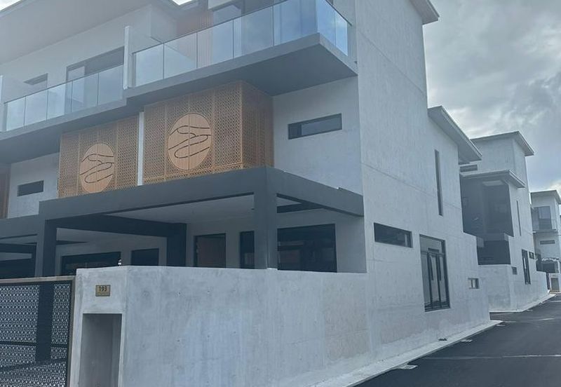 Kulai / Bandar Putra / Bukit Seni / D’Art Hill Residence / 2.5 Storey House End Lot / Brand New Unit