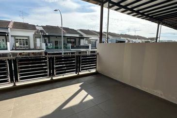 Johor Bahru / Taman Seri Austin / Jalan Seri Austin 3/5x  Double Storey Terrace House  - ⁠Fully Renovated