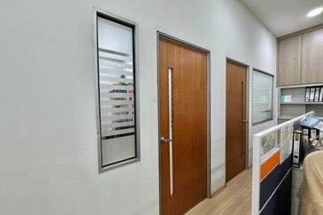 Senai / Taman Seri Senai / Jalan Sawi / 1.5 Storey Terrace Factory / Renovated to office