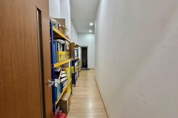 Senai / Taman Seri Senai / Jalan Sawi / 1.5 Storey Terrace Factory / Renovated to office