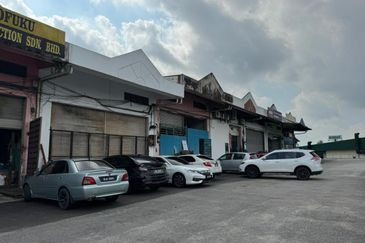 Senai / Taman Seri Senai / Jalan Sawi / 1.5 Storey Terrace Factory / Renovated to office
