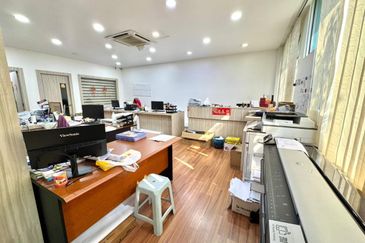 Senai / Taman Seri Senai / Jalan Sawi / 1.5 Storey Terrace Factory / Renovated to office