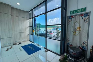 Senai / Taman Seri Senai / Jalan Sawi / 1.5 Storey Terrace Factory / Renovated to office