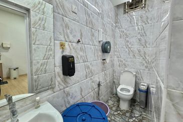 Senai / Taman Seri Senai / Jalan Sawi / 1.5 Storey Terrace Factory / Renovated to office