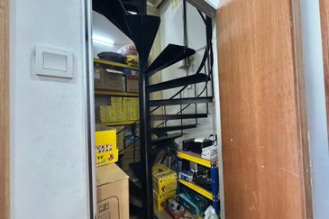 Senai / Taman Seri Senai / Jalan Sawi / 1.5 Storey Terrace Factory / Renovated to office