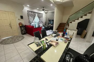 Johor Bahru/ Taman Daya / Jalan Nibong / Double Storey House G&G / Full Extend
