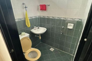 Johor Bahru/ Taman Daya / Jalan Nibong / Double Storey House G&G / Full Extend