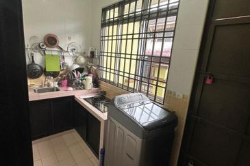 Johor Bahru/ Taman Daya / Jalan Nibong / Double Storey House G&G / Full Extend