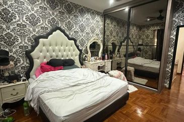 Johor Bahru/ Taman Daya / Jalan Nibong / Double Storey House G&G / Full Extend