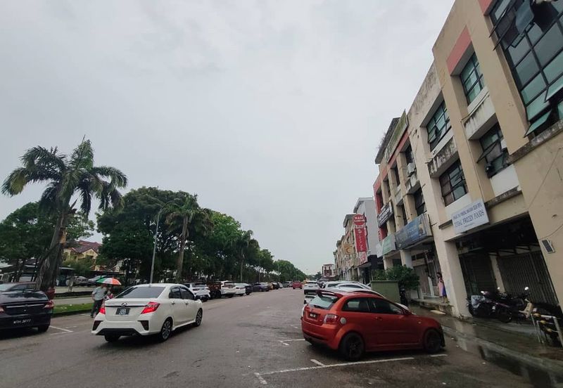 Ulu Tiram/ Taman Desa Cemerlang / Jalan Kenaga / 3 Storey Shop Lot - Facing Main Road