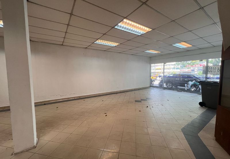Kulai / Taman Pertama / 2 Unit 3 Storey Shoplot / Facing Federal Main Road 