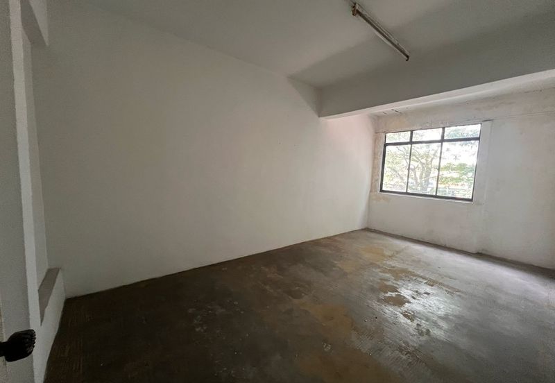 Kulai / Taman Pertama / 2 Unit 3 Storey Shoplot / Facing Federal Main Road 