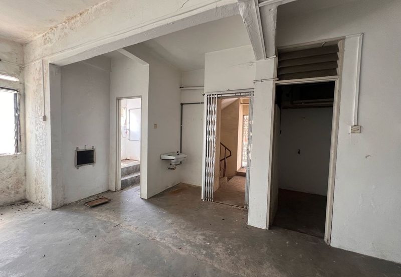 Kulai / Taman Pertama / 2 Unit 3 Storey Shoplot / Facing Federal Main Road 