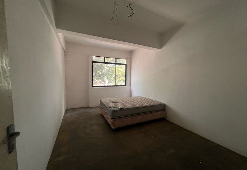 Kulai / Taman Pertama / 2 Unit 3 Storey Shoplot / Facing Federal Main Road 