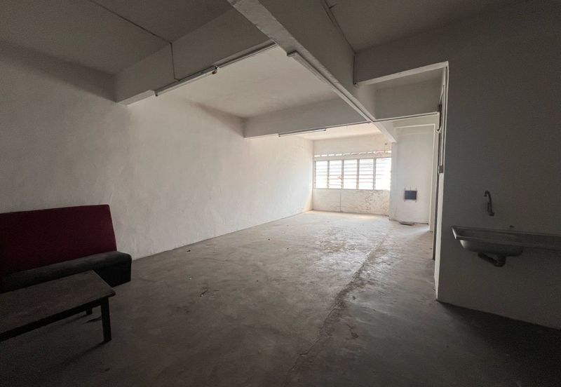 Kulai / Taman Pertama / 2 Unit 3 Storey Shoplot / Facing Federal Main Road 