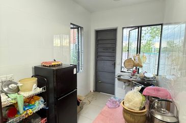 Senai / Taman Hijauan / Jalan Hijauan 5 / Senai Park / Single Semi-D House ⁠Gated & Guarded 