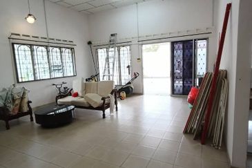 Kulai / Jalan Sekolah Cina / Single Storey bungalow 2 Unit / 靠近古来华小,两间地大10,000 sqft，环境舒适 适合大家庭居住，也适合做孤儿院，老人院等