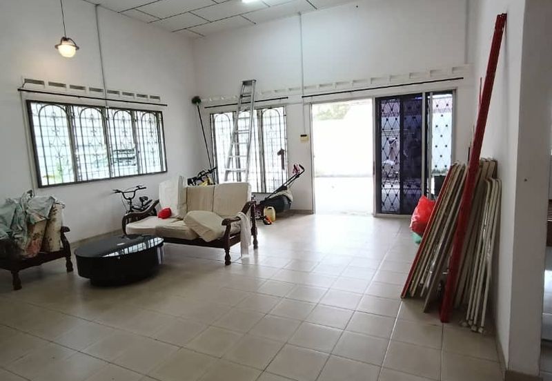Kulai / Jalan Sekolah Cina / Single Storey bungalow 2 Unit / 靠近古来华小,两间地大10,000 sqft，环境舒适 适合大家庭居住，也适合做孤儿院，老人院等