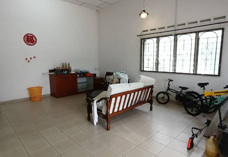 Kulai / Jalan Sekolah Cina / Single Storey bungalow 2 Unit / 靠近古来华小,两间地大10,000 sqft，环境舒适 适合大家庭居住，也适合做孤儿院，老人院等