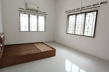 Kulai / Jalan Sekolah Cina / Single Storey bungalow 2 Unit / 靠近古来华小,两间地大10,000 sqft，环境舒适 适合大家庭居住，也适合做孤儿院，老人院等