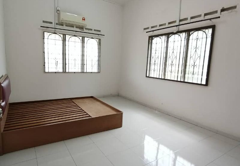 Kulai / Jalan Sekolah Cina / Single Storey bungalow 2 Unit / 靠近古来华小,两间地大10,000 sqft，环境舒适 适合大家庭居住，也适合做孤儿院，老人院等