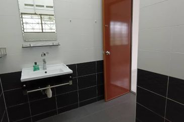 Kulai / Jalan Sekolah Cina / Single Storey bungalow 2 Unit / 靠近古来华小,两间地大10,000 sqft，环境舒适 适合大家庭居住，也适合做孤儿院，老人院等