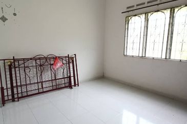 Kulai / Jalan Sekolah Cina / Single Storey bungalow 2 Unit / 靠近古来华小,两间地大10,000 sqft，环境舒适 适合大家庭居住，也适合做孤儿院，老人院等