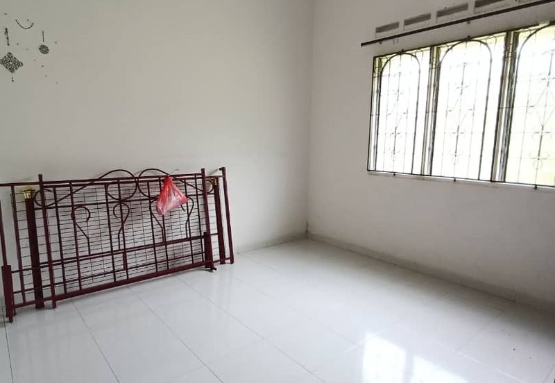 Kulai / Jalan Sekolah Cina / Single Storey bungalow 2 Unit / 靠近古来华小,两间地大10,000 sqft，环境舒适 适合大家庭居住，也适合做孤儿院，老人院等