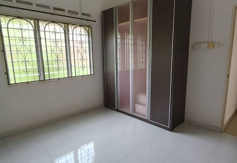 Kulai / Jalan Sekolah Cina / Single Storey bungalow 2 Unit / 靠近古来华小,两间地大10,000 sqft，环境舒适 适合大家庭居住，也适合做孤儿院，老人院等